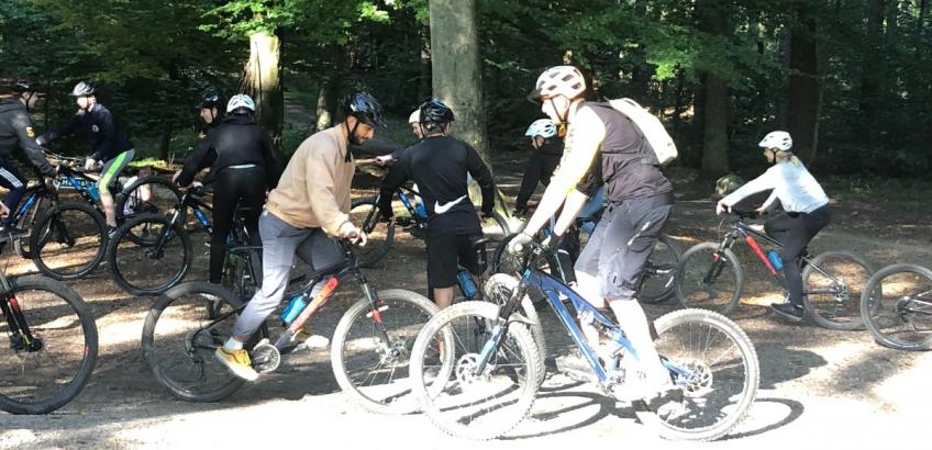 8X fra Baltorpskolen har været på mountainbike tur i skoven sammen med direktøren for LTECH